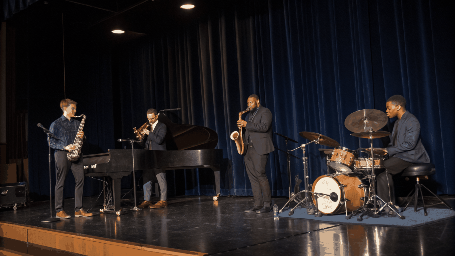 Sesión de jazz con iluminación cálida