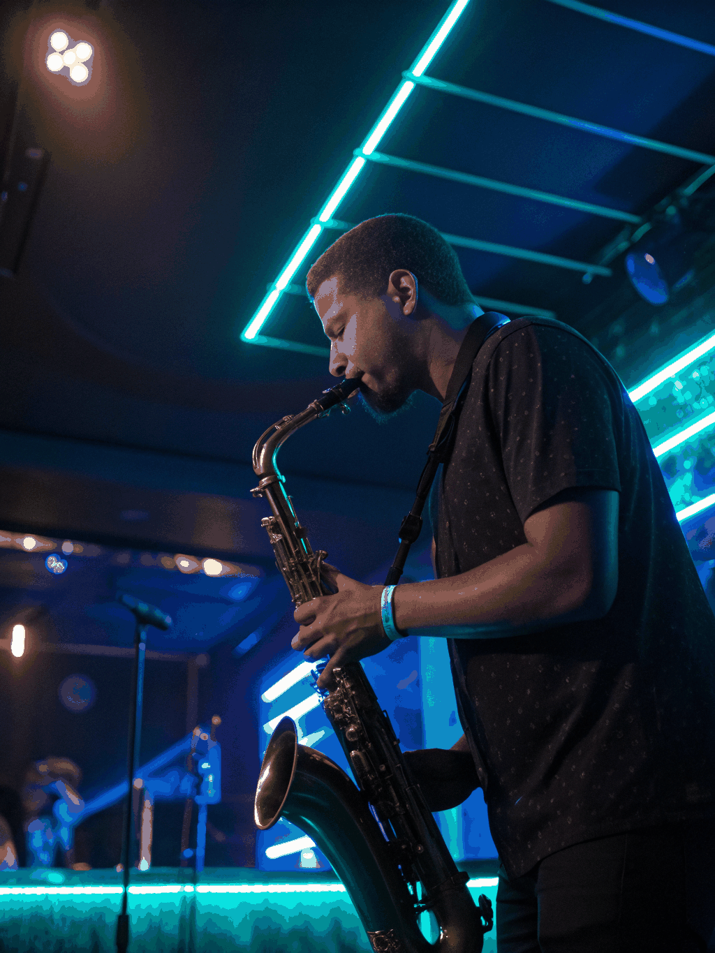 Músico tocando saxofón en una sesión de jazz
